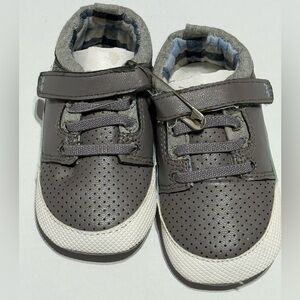 Suprize by Stride Rite Gray Sneakers with Velcro Straps size 6-12 mths